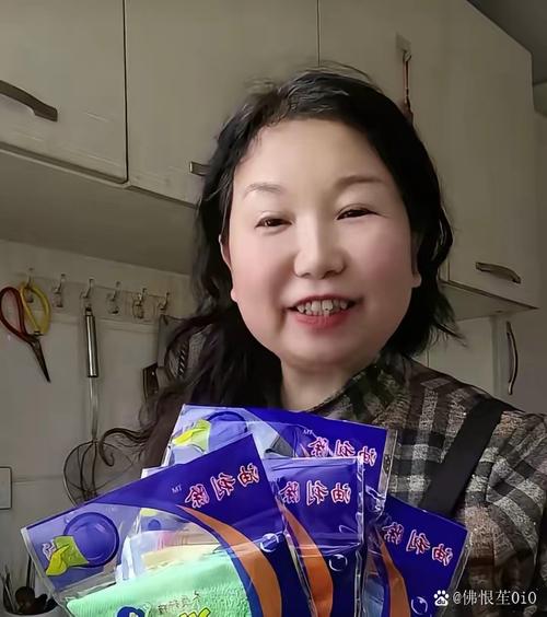 掌心上的温柔 一次与牡丹鹦鹉的亲密直播时光